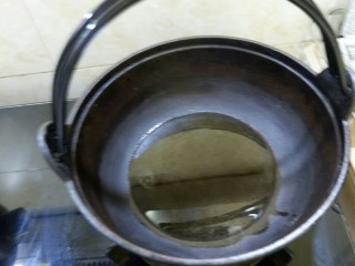 2、快手凉菜 花生酱拌肥牛,切蒜的同时可以起锅倒适量食用油烧热