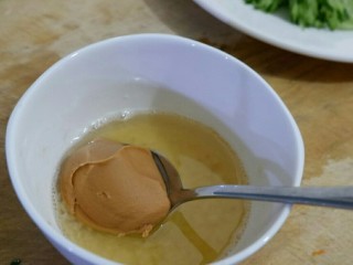 4、快手凉菜 花生酱拌肥牛,然后，用蒜油来泻花生酱。舀一大勺花生酱放蒜油里，顺时针搅拌。刚开始有点难操作，但是很快就可以搅拌均匀