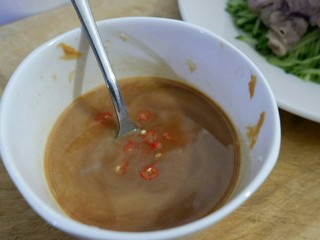 5、快手凉菜 花生酱拌肥牛,之后倒入两大勺酱油，一大勺醋，一点点盐，搅拌均匀。把切碎的小红椒放进去，料汁儿就算做好了，放在一旁备用