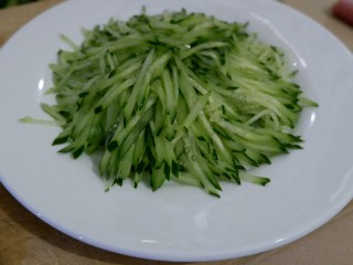 6、快手凉菜 花生酱拌肥牛,青瓜切丝儿