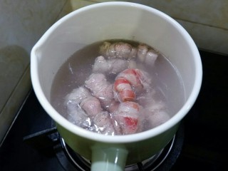 7、快手凉菜 花生酱拌肥牛,这个时间锅里烧上水，把肥牛焯水煮熟。