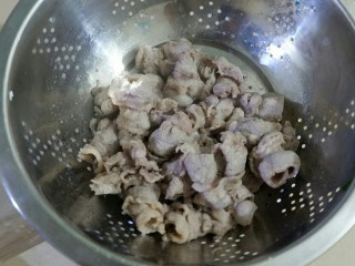 8、快手凉菜 花生酱拌肥牛,沥干水份备用