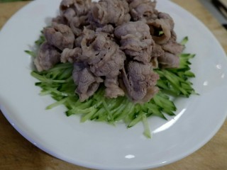 9、快手凉菜 花生酱拌肥牛,沥干水份的肥牛码放在切好的青瓜上