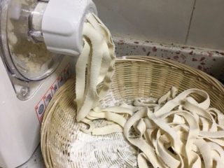 1、面条鸡蛋饼,用自动面条机做出鲜面条待用，当然大家也可以用买的挂面或者鲜面条来做