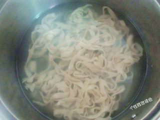 3、面条鸡蛋饼,面条放进开水里，加一点点盐煮熟，这样面条更有嚼劲