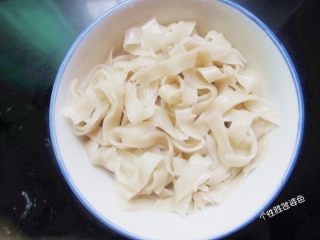 4、面条鸡蛋饼,用漏勺捞进碗里