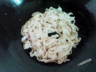 5、面条鸡蛋饼,不粘锅里刷一层油，倒进面条