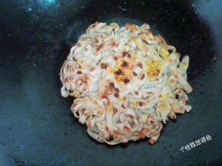 8、面条鸡蛋饼,底部焦至焦黄酥脆即可反面