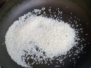 11、面条鸡蛋饼,这道菜的灵魂，就是现炒好的白芝麻，小火把芝麻炒香