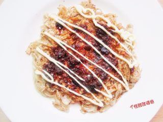 10、面条鸡蛋饼,煎好的面条饼放入盘中，抹上一层香辣牛肉酱，再挤上一点沙拉酱