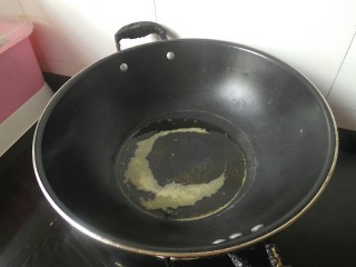 4、麻辣小龙虾,锅里倒入适量的食用油，烧热