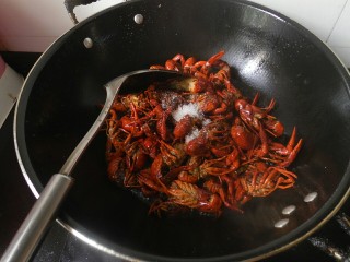 8、麻辣小龙虾,然后在加入适量的白糖，翻炒均匀。白糖是提鲜的，加一点味道会好点