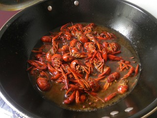 9、麻辣小龙虾,加入适当水和盐