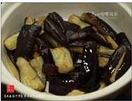 3、咸鱼茄子煲,将炸好的茄子放进砂锅。