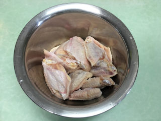 1、红烧翅中,将翅中用水清洗干净。