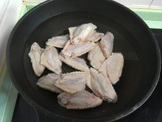 2、红烧翅中,锅中放入凉水进行加热，将洗好的翅中放入凉水中煮沸。