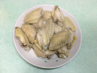 4、红烧翅中,大概煮5-10分钟后捞出。