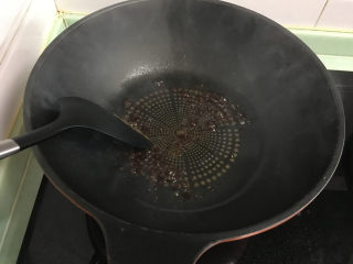 5、红烧翅中,锅中放入油，油热后加入白糖，白糖熬至糖冒小泡。