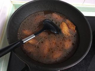 8、红烧翅中,锅中加入煮翅中的开水，水量没过翅中就可以。