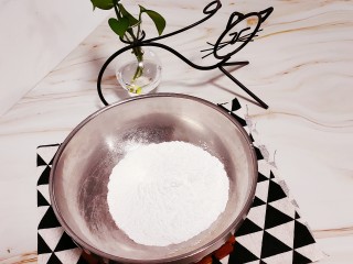 1、油炸汤圆,准备糯米粉60g放入大点的碗中