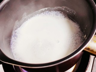 2、油炸汤圆,牛奶加热