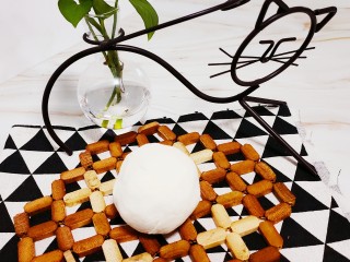 3、油炸汤圆,沸腾后倒入糯米粉中揉成面团备用