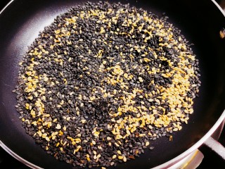 4、油炸汤圆,将芝麻放入锅中炒熟