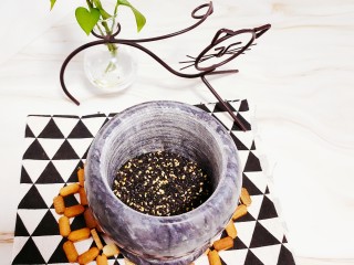 5、油炸汤圆,炒熟后倒入研钵中