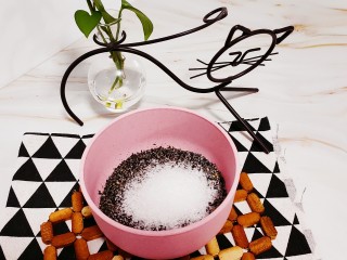 7、油炸汤圆,放入适量的白砂糖