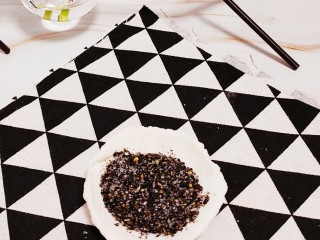 11、油炸汤圆,放入芝麻粉