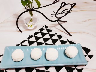 9、油炸汤圆,将糯米团分成4份，搓成圆形