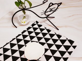 10、油炸汤圆,用手压扁