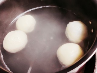 12、油炸汤圆,搓成团沸水下锅，煮至汤圆漂起