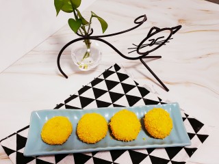 14、油炸汤圆,滚上一层面包糠