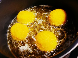 15、油炸汤圆,下油锅，炸至焦黄捞起沥油