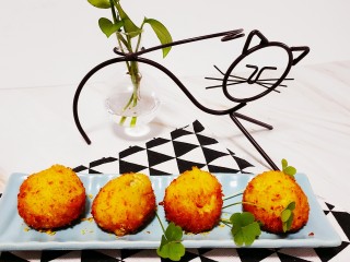 16、油炸汤圆,香酥可口含有奶香味的油炸汤圆就做好了