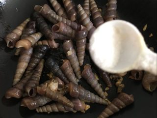 9、辣炒钉螺：海边男人最爱的下酒菜,加入适量的盐
