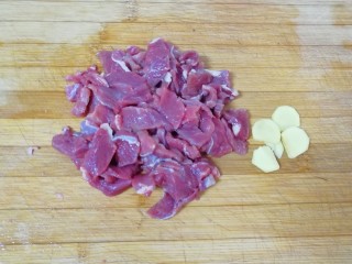 1、牛肉小炒,牛肉和生姜分别洗干净切成片。