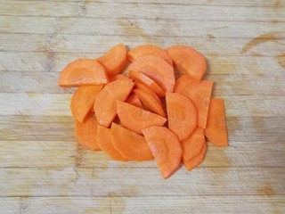 4、牛肉小炒,胡萝卜洗干净切成片。