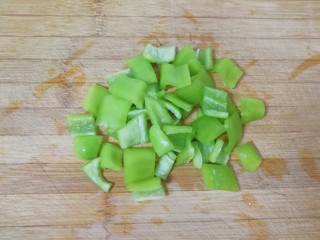 6、牛肉小炒,青椒洗干净去籽切成片。