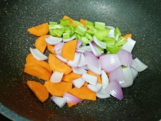 9、牛肉小炒,锅底留余油,下入胡萝卜洋葱青椒片翻炒均匀。