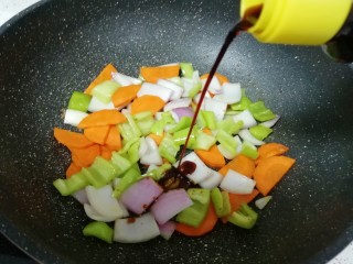 10、牛肉小炒,加酱油翻炒1-2分钟。