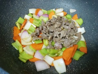 11、牛肉小炒,下入炒好的牛肉片翻炒均匀。