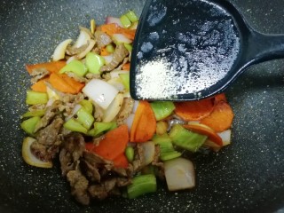 13、牛肉小炒,放鸡精翻炒均匀。