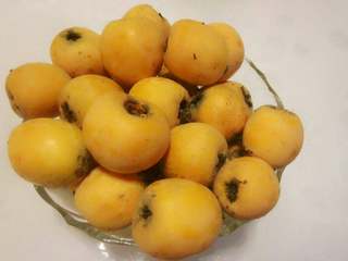 1、枇杷果酱,挑选新鲜的枇杷。