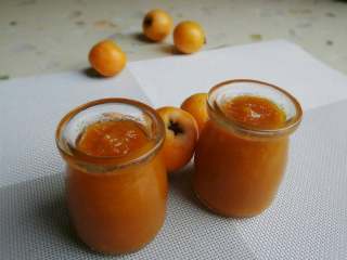 5、枇杷果酱,直到枇杷酱变得浓稠即可。将玻璃瓶或布丁瓶用开水消毒后晾干，将果酱装入瓶内，变凉后盖上瓶盖放冰箱里冷藏保存。