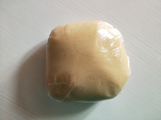 1、莲蓉蛋黄月饼,筛入面粉，混合成面团，包保鲜膜松弛两小时以上。