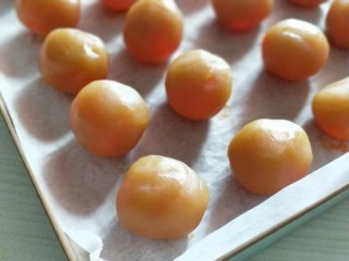 4、莲蓉蛋黄月饼,全部包好备用。