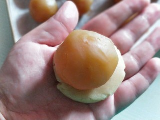 5、莲蓉蛋黄月饼,将面团按20克每个分好，按扁包裹馅儿，同样是轻推至完全包裹。