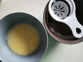 11、莲蓉蛋黄月饼,将鸡蛋蛋黄分离，取整个蛋黄和一点点蛋清，加入少许清水，混合均匀。